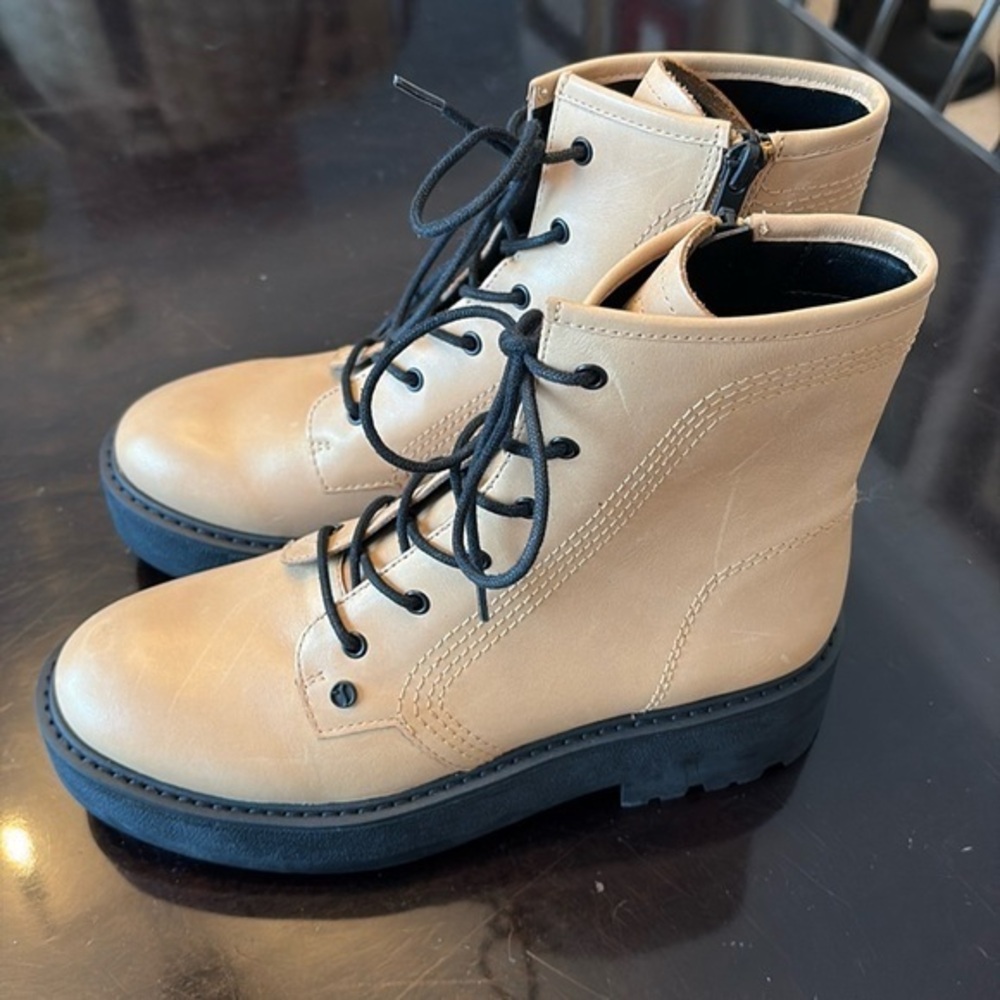 🦊 NWT Franco Sarto Jensine camel lace front combat boots: